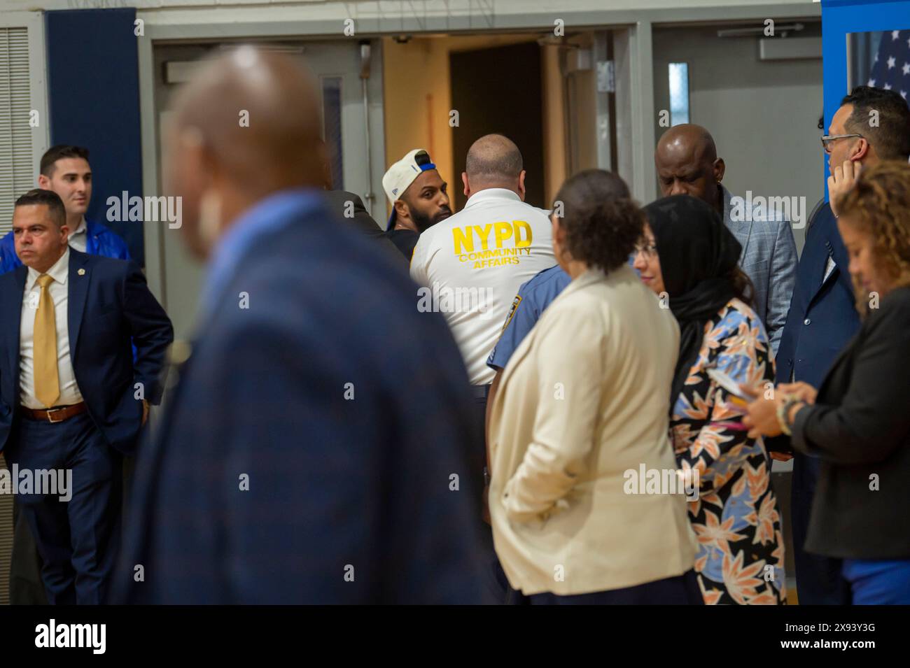 New York, États-Unis. 28 mai 2024. Un manifestant est escorté par des policiers du NYPD après avoir interrompu un discours du maire de New York Eric Adams à la Frank Sinatra School of the Arts High School, Astoria, le 28 mai 2024 dans le Queens Borough de New York. Crédit : SOPA images Limited/Alamy Live News Banque D'Images
