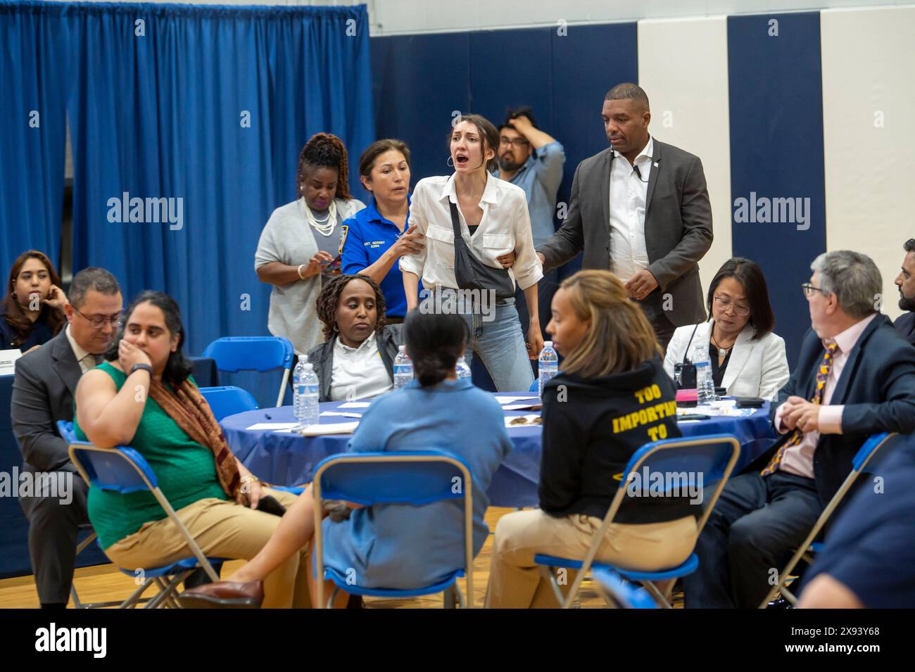 New York, États-Unis. 28 mai 2024. Un manifestant est escorté par des policiers du NYPD après avoir interrompu un discours du maire de New York Eric Adams à la Frank Sinatra School of the Arts High School, Astoria, le 28 mai 2024 dans le Queens Borough de New York. Crédit : SOPA images Limited/Alamy Live News Banque D'Images