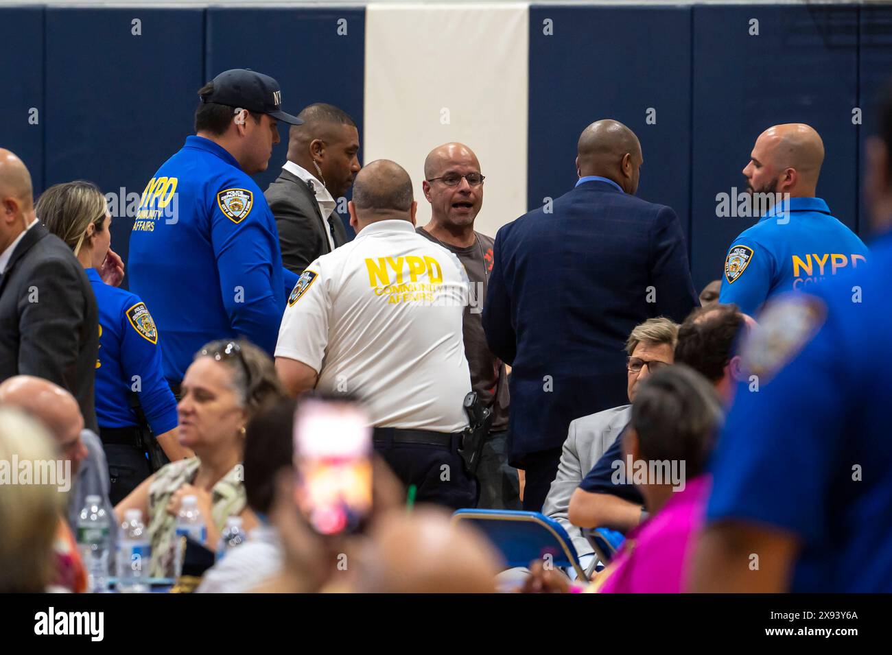 New York, États-Unis. 28 mai 2024. Un manifestant est escorté par des policiers du NYPD après avoir interrompu un discours du maire de New York Eric Adams à la Frank Sinatra School of the Arts High School, Astoria, le 28 mai 2024 dans le Queens Borough de New York. Crédit : SOPA images Limited/Alamy Live News Banque D'Images