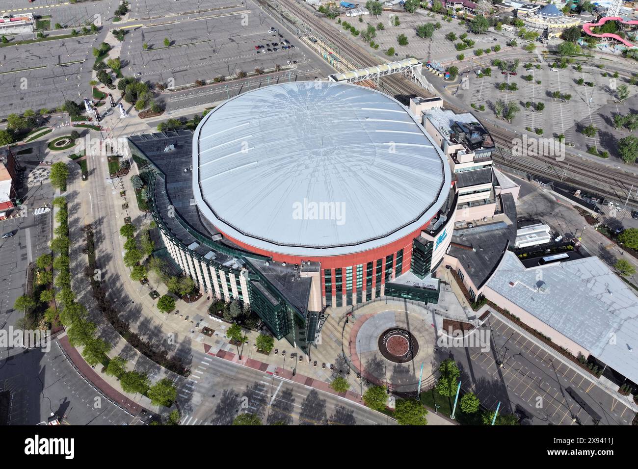 Une vue aérienne générale du Ball Arena, samedi 11 mai 2024, à Denver. Banque D'Images