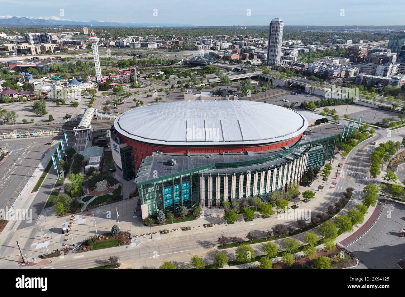 Une vue aérienne générale du Ball Arena, samedi 11 mai 2024, à Denver. Banque D'Images