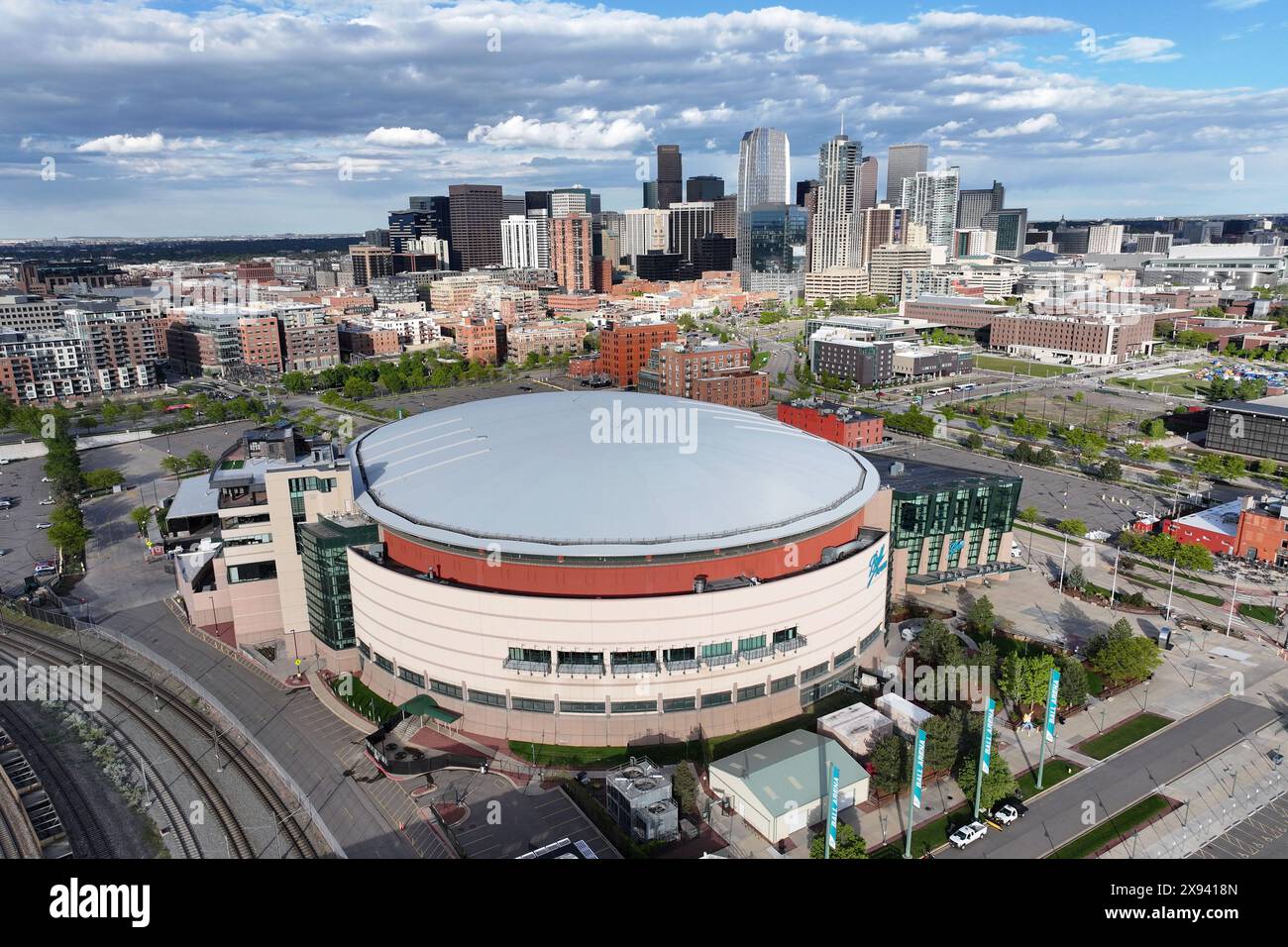 Une vue aérienne générale du Ball Arena, dimanche 12 mai 2024, à Denver. Banque D'Images