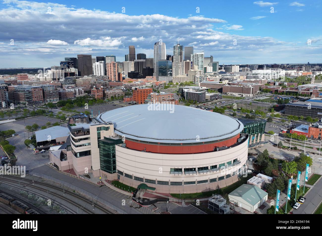 Une vue aérienne générale du Ball Arena, dimanche 12 mai 2024, à Denver. Banque D'Images