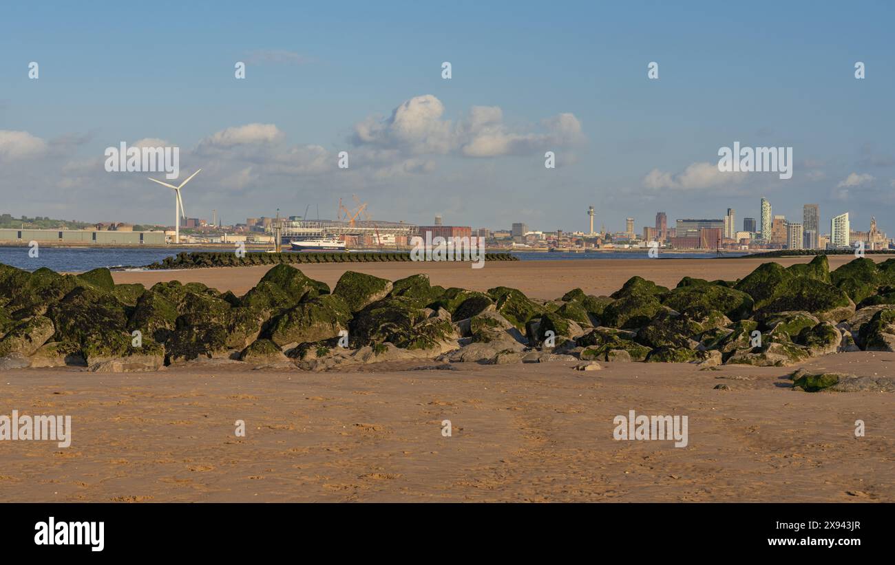 New Brighton, Merseyside, Angleterre, Royaume-Uni - 16 mai 2023 : L'horizon de Liverpool, vu de la plage, avec le ferry catamaran à grande vitesse pour l'île o Banque D'Images