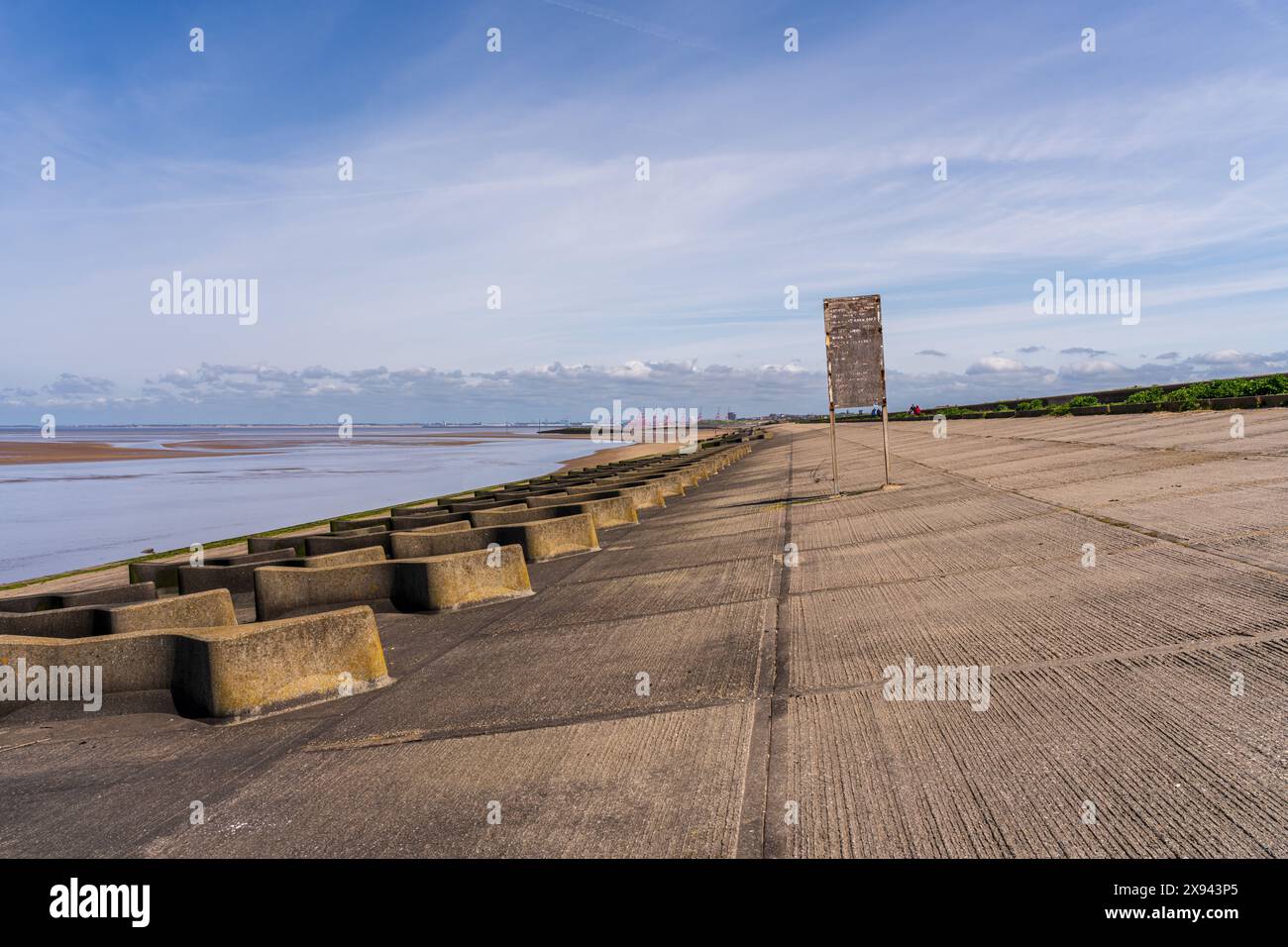 North Wirral Coastal Park, Merseyside, Angleterre, Royaume-Uni - 17 mai 2023 : Wavebreakers et la côte Banque D'Images