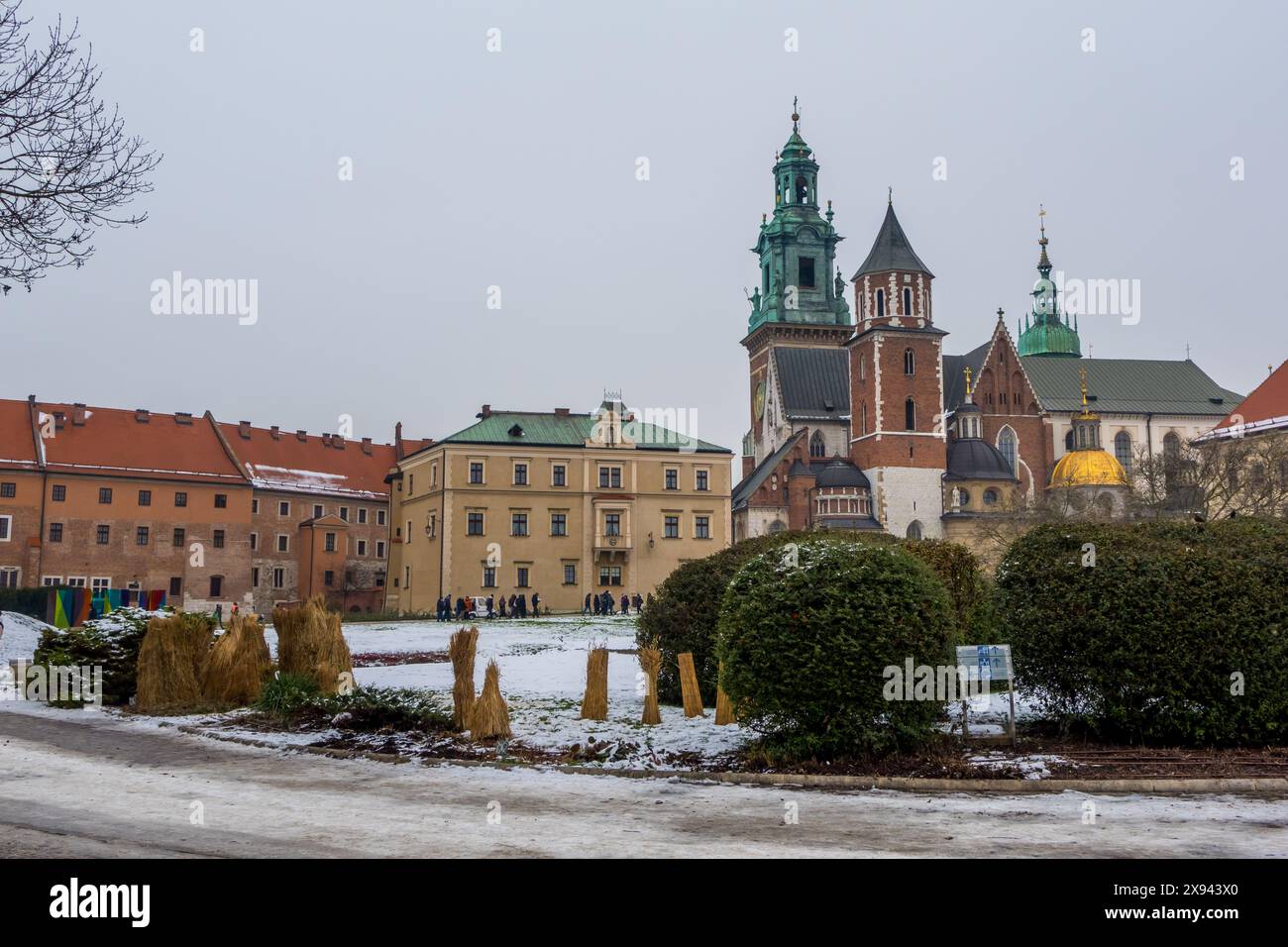 Cracovie, Pologne - 5 janvier 2024 - Wavel Castle par un jour nuageux en hiver Banque D'Images
