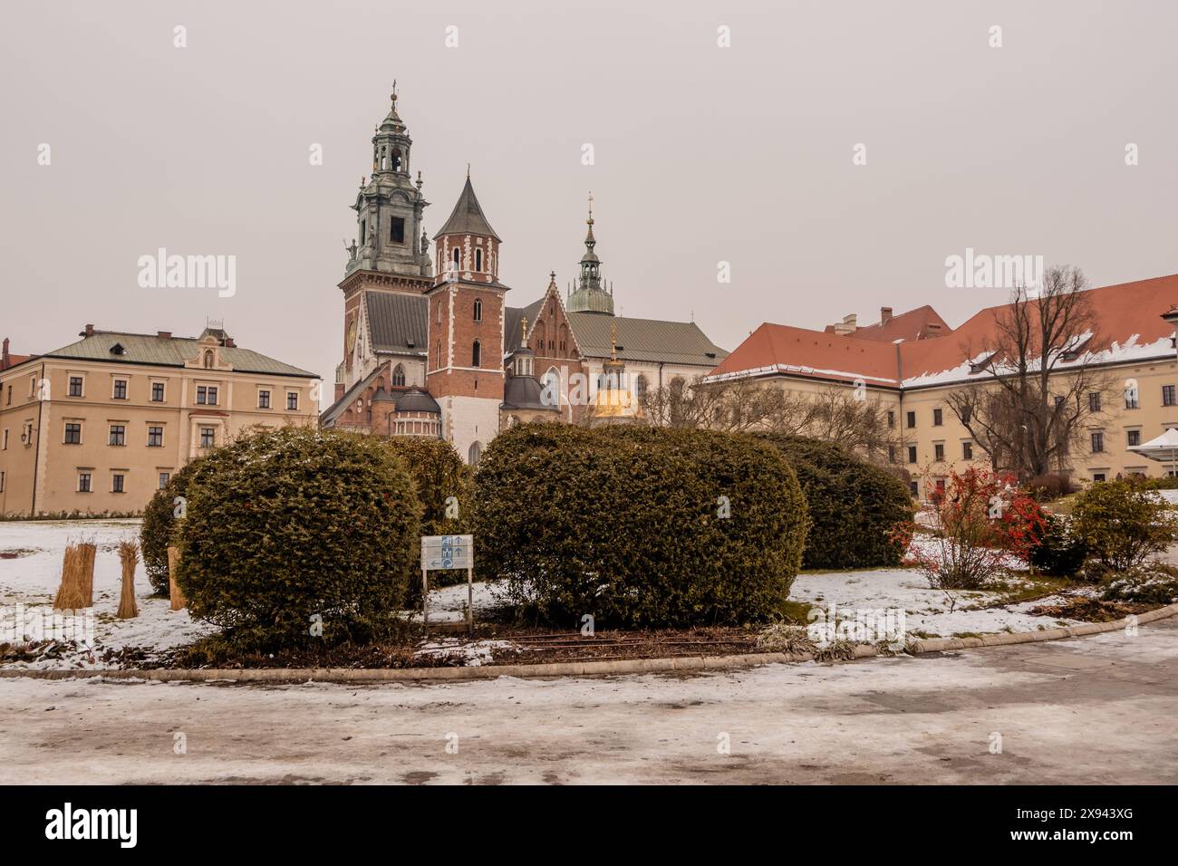 Cracovie, Pologne - 5 janvier 2024 - Wavel Castle par un jour nuageux en hiver Banque D'Images