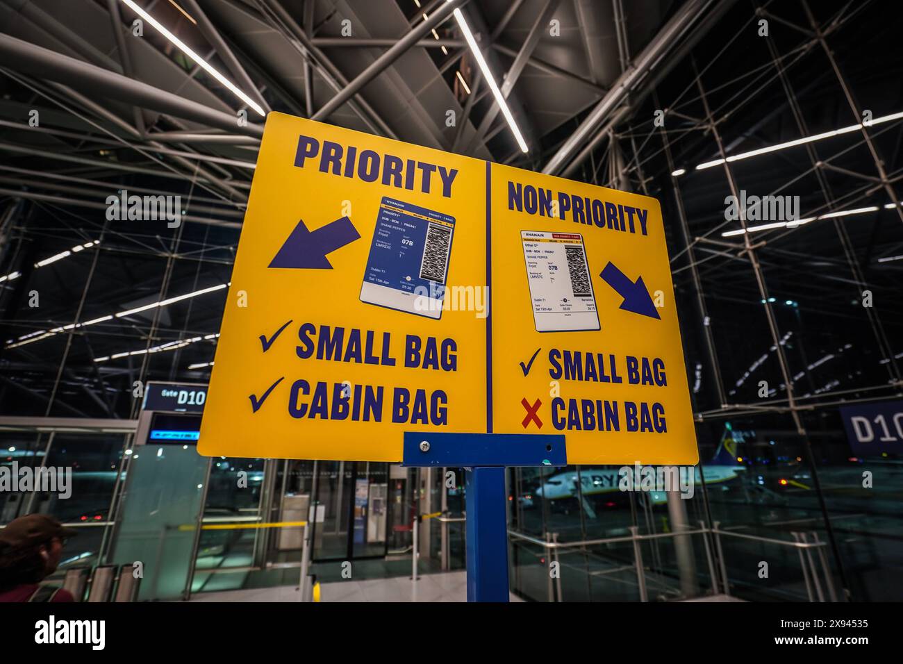 Priorité non prioritaire Schild, Flughafen, Köln-Bonn, Deutschland, Ryanair, Gepäckbestimmungen, Priorität, Nicht-Priorität, kleine Tasche, Kabinentasche, Gepäckregeln, embarquement, terminal, Passagiere, Flugreise, Wartebereich, gelbes Schild, Hinweise, Boarding-Prozess, Flughafenbetrieb, Reisende, Fluggesellschaft, Gepäckvorschriften, Flughafeninformation. *** Panneau prioritaire non prioritaire, aéroport, Cologne Bonn, Allemagne, Ryanair, réglementation des bagages, priorité, non priorité, petit sac, sac cabine, règles relatives aux bagages, embarquement, terminal, passagers, voyage aérien, salle d'attente, panneau jaune, instructions, boardi Banque D'Images