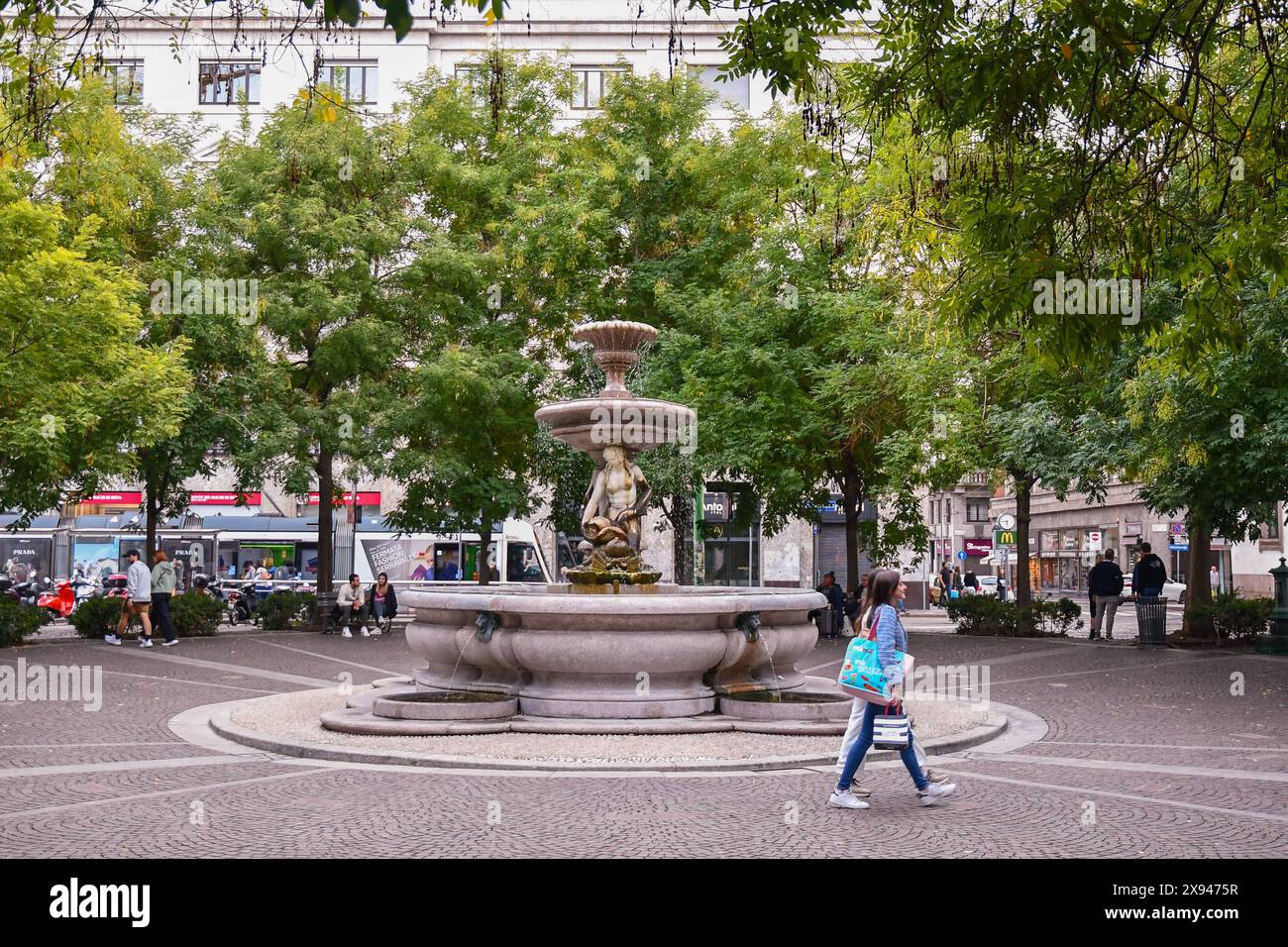 Piazza Fontana place centrale avec la Fontaine Piermarini (1782) dans un style néoclassique, par l'architecte Giuseppe Piermarini (1734-1808), Milan, Italie Banque D'Images Piazza Fontana place centrale avec la Fontaine Piermarini (1782) dans un style néoclassique, par l'architecte Giuseppe Piermarini (1734-1808), Milan, Italie Banque D'Images