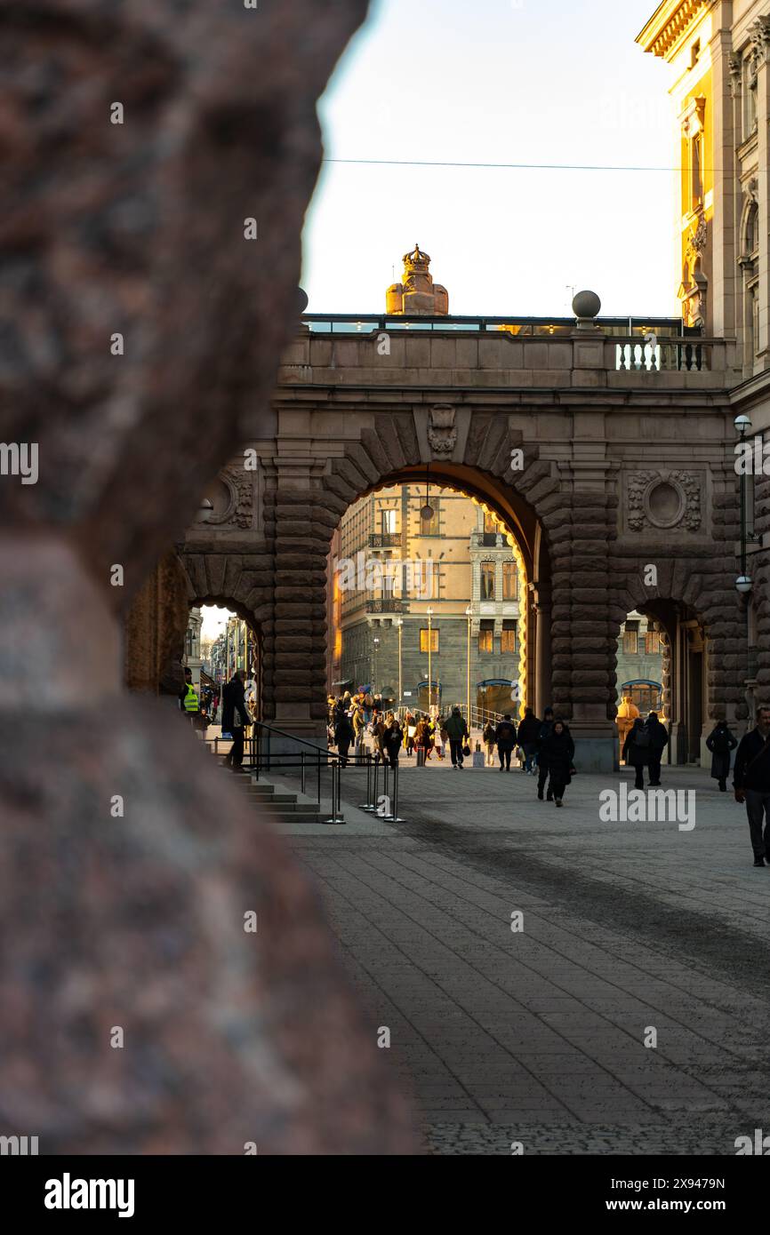 Vue sur la passerelle à Stockholm avec les gens marchant, capturant l'essence de la vie urbaine et de l'architecture. Banque D'Images