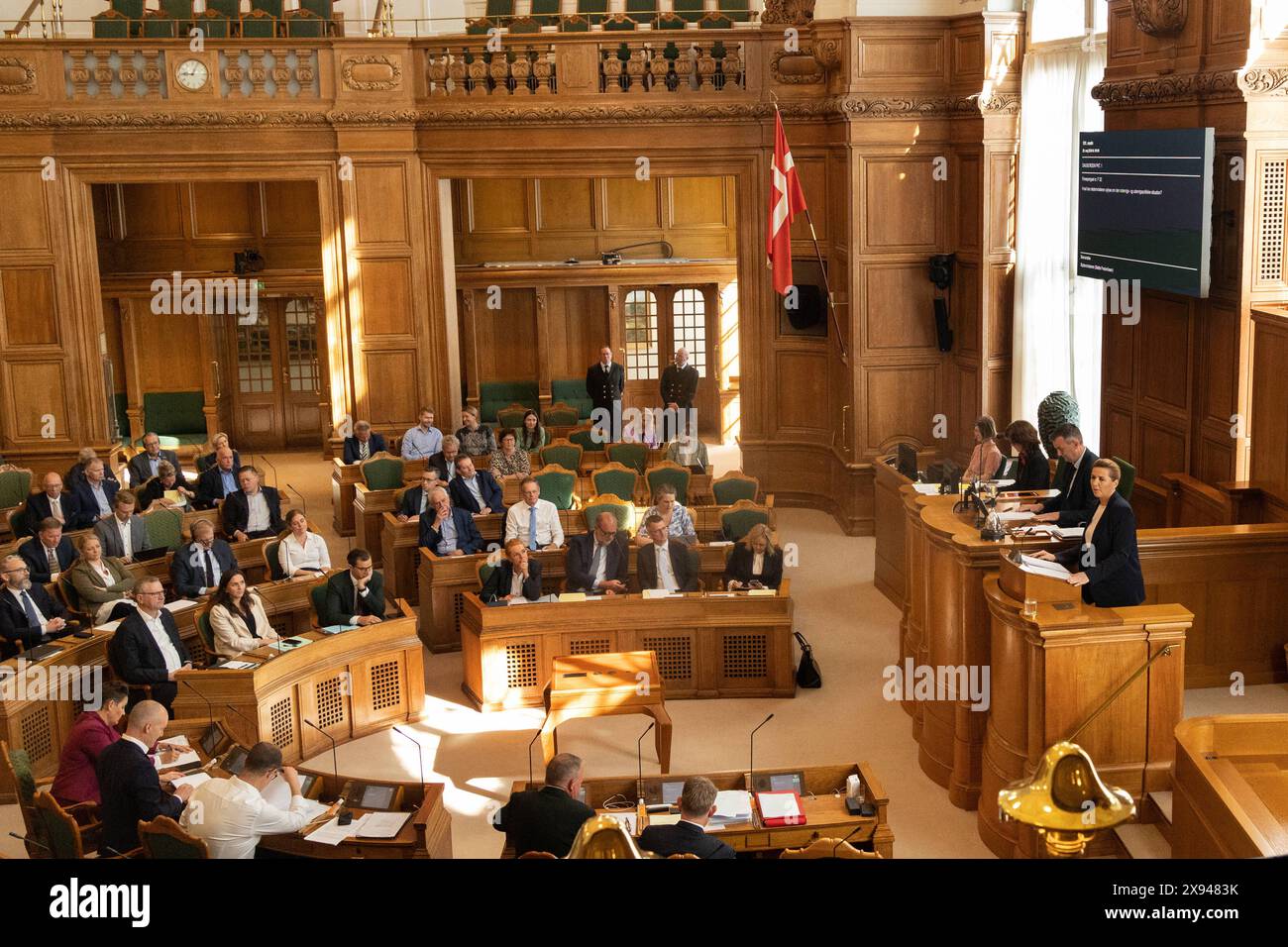 Au Folketinget, il y a un dernier débat avant la pause estivale le mercredi 29 mai 2024. Il sera centré sur des questions adressées au premier ministre sur des questions de politique intérieure et étrangère. Le débat devrait se poursuivre jusqu'à minuit environ. Copenhagen Folketingssalen, Christiansborg Danemark Copyright : xKristianxTuxenxLadegaardxBergx 2E6A0198 Banque D'Images