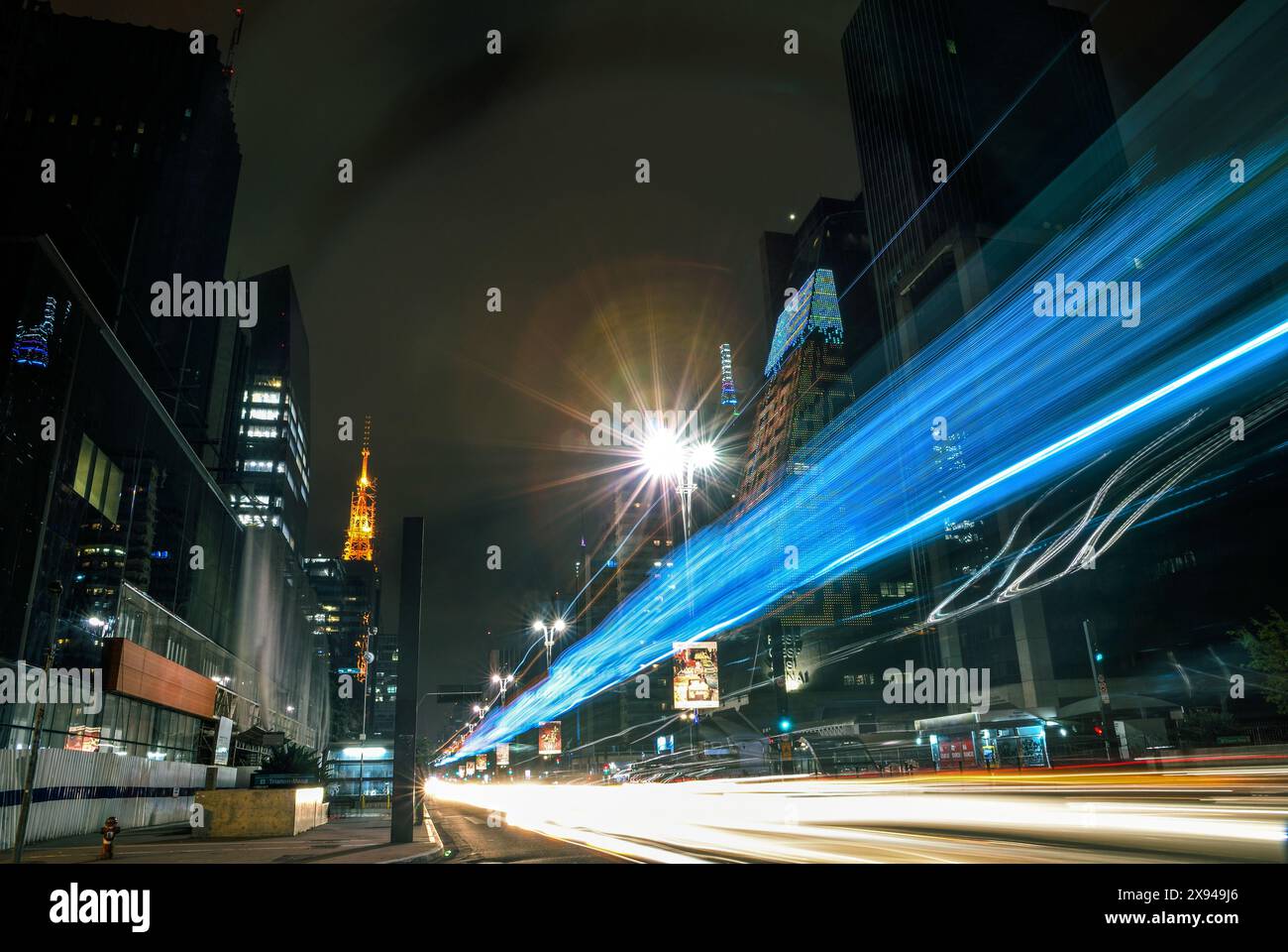 Sentiers lumineux vibrants sur l'avenue Paulista (Avenida Paulista) la nuit - São Paulo, Brésil Banque D'Images