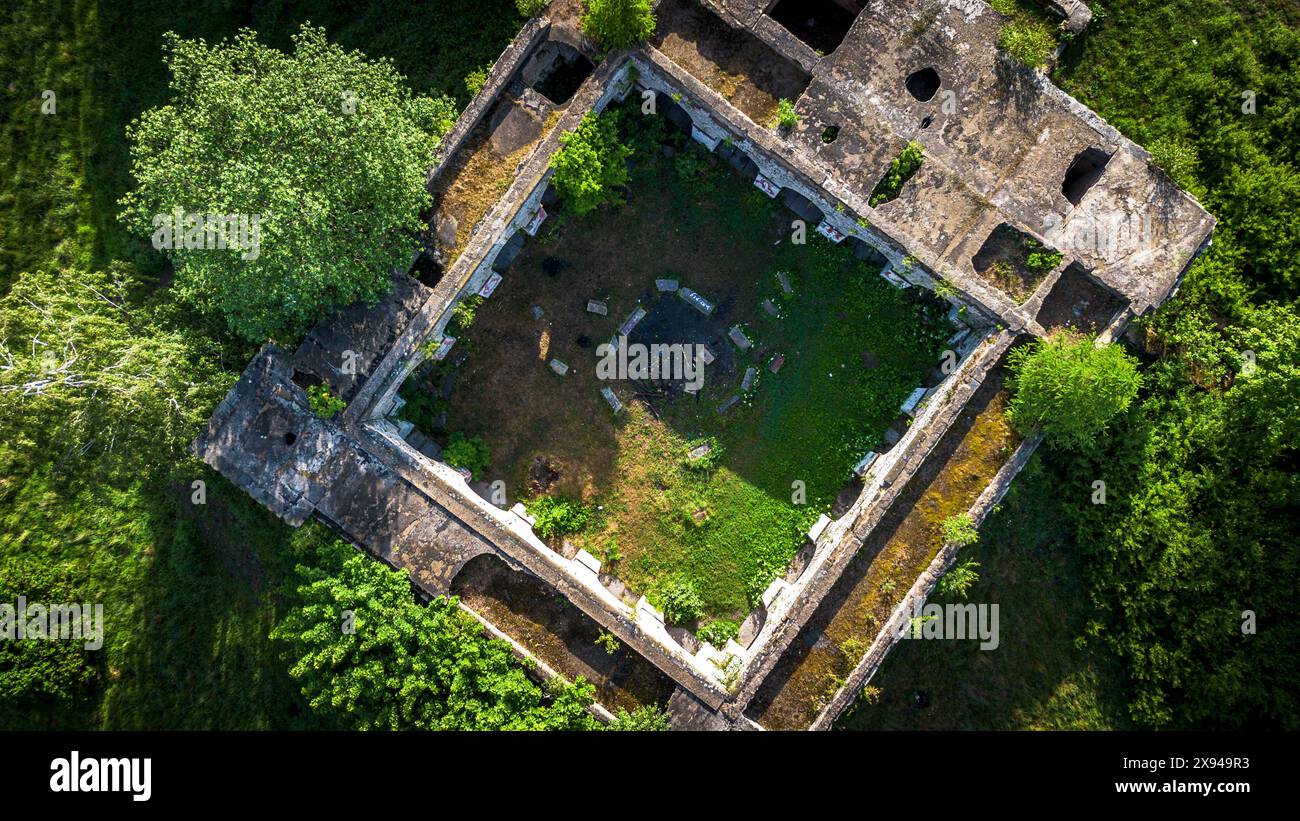 Vue aérienne des ruines abandonnées du mausolée à Walbrzych, Pologne Banque D'Images