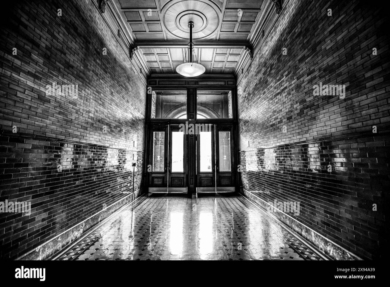 Le couloir d'entrée du Bradbury Building à Monochrome - Downtown Los Angeles, Californie Banque D'Images
