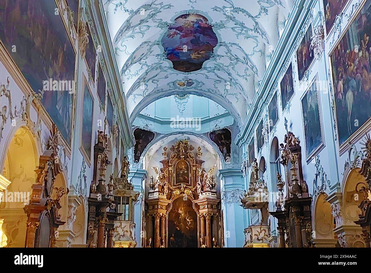 Salzbourg, Autriche - 23 décembre 2023 : intérieur de l'église Peter Banque D'Images Salzbourg, Autriche - 23 décembre 2023 : intérieur de l'église Peter Banque D'Images