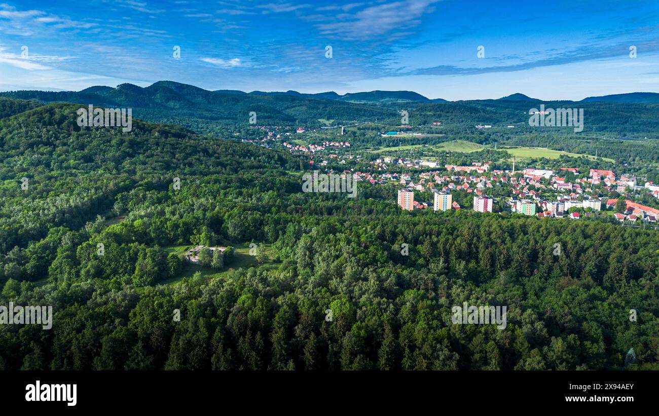 Un soi-disant mausolée ruine dans la forêt avec la ville de walbrzych en arrière-plan Banque D'Images