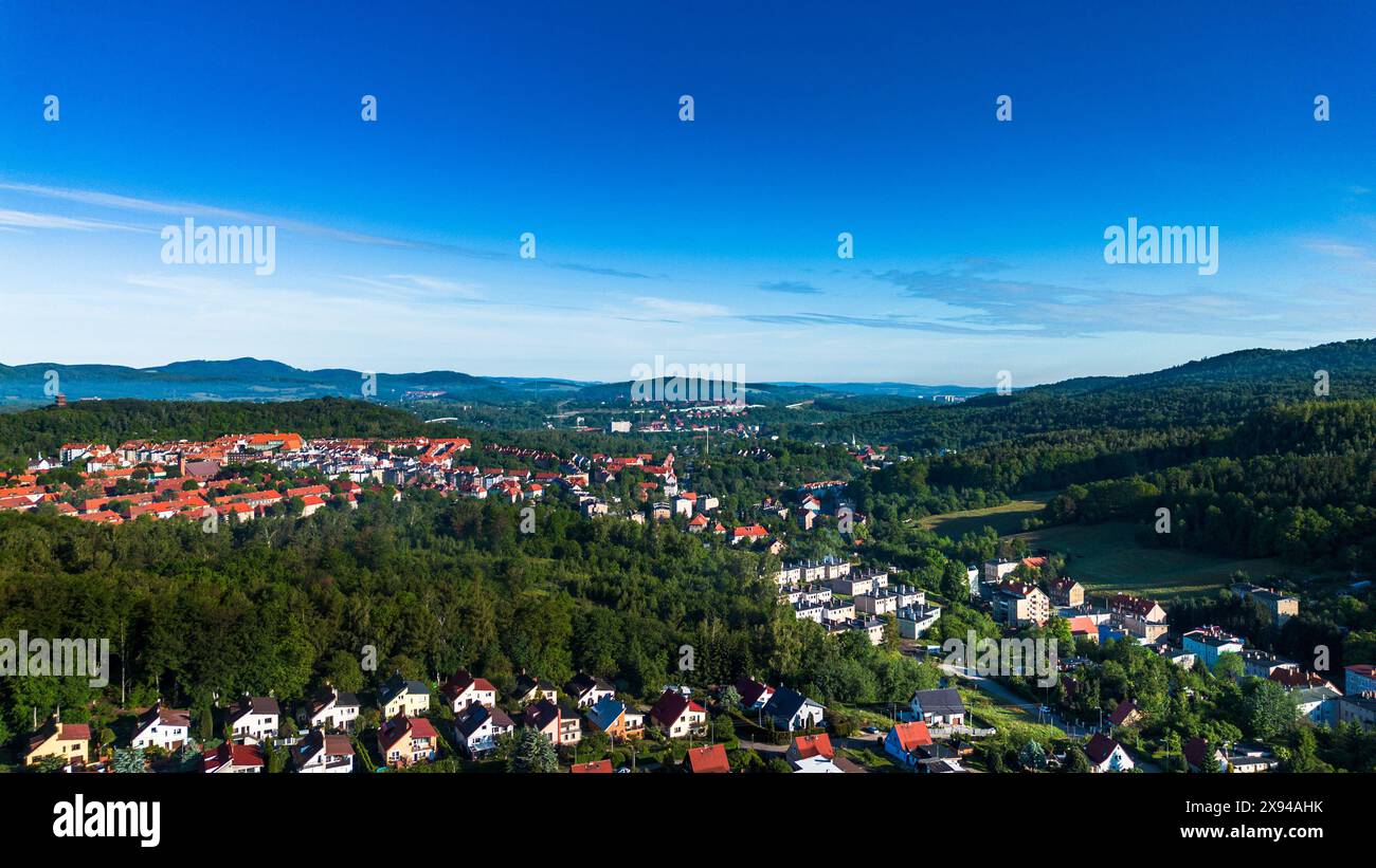 Vue aérienne de la ville de Walbrzych entourée de montagnes Banque D'Images