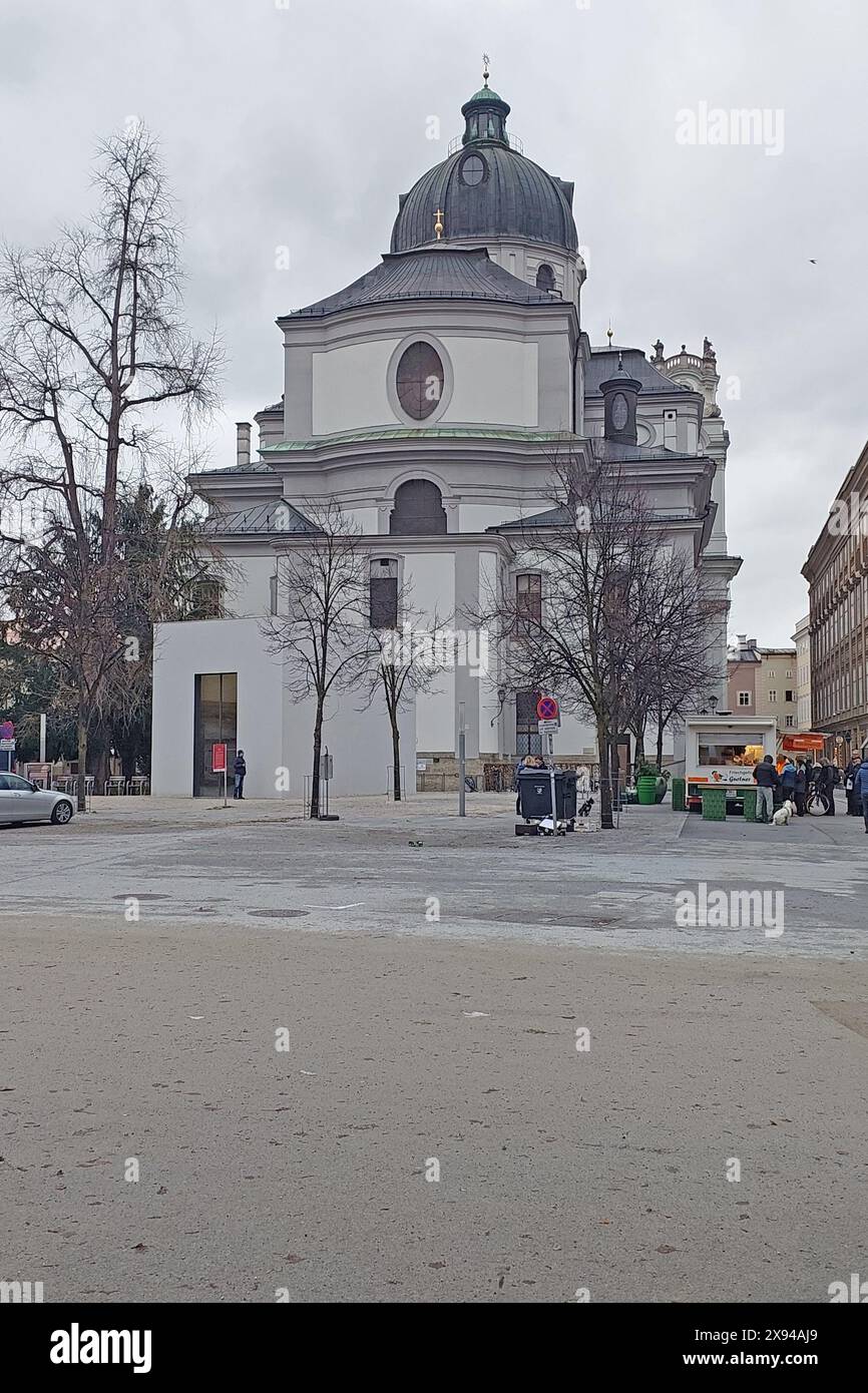 Salzbourg, Autriche - 23 décembre 2023 : la Kollegienkirche, Collégiale Church est l'église de l'Université de Salzbourg. Construit dans le style baroque Banque D'Images Salzbourg, Autriche - 23 décembre 2023 : la Kollegienkirche, Collégiale Church est l'église de l'Université de Salzbourg. Construit dans le style baroque Banque D'Images