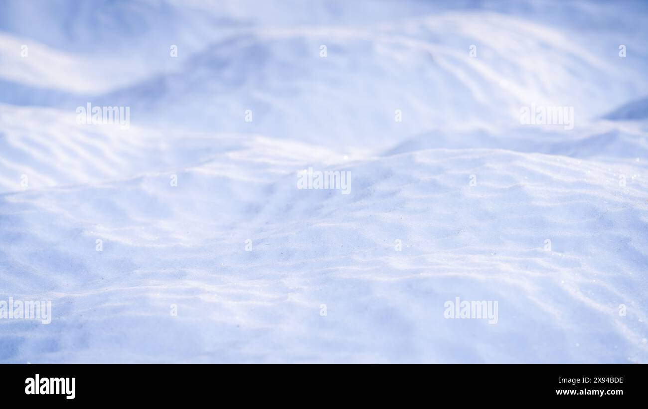 Fond de neige fondue. Fonte de la neige au début du printemps. Fond de texture abstrait de neige fondante. Banque D'Images