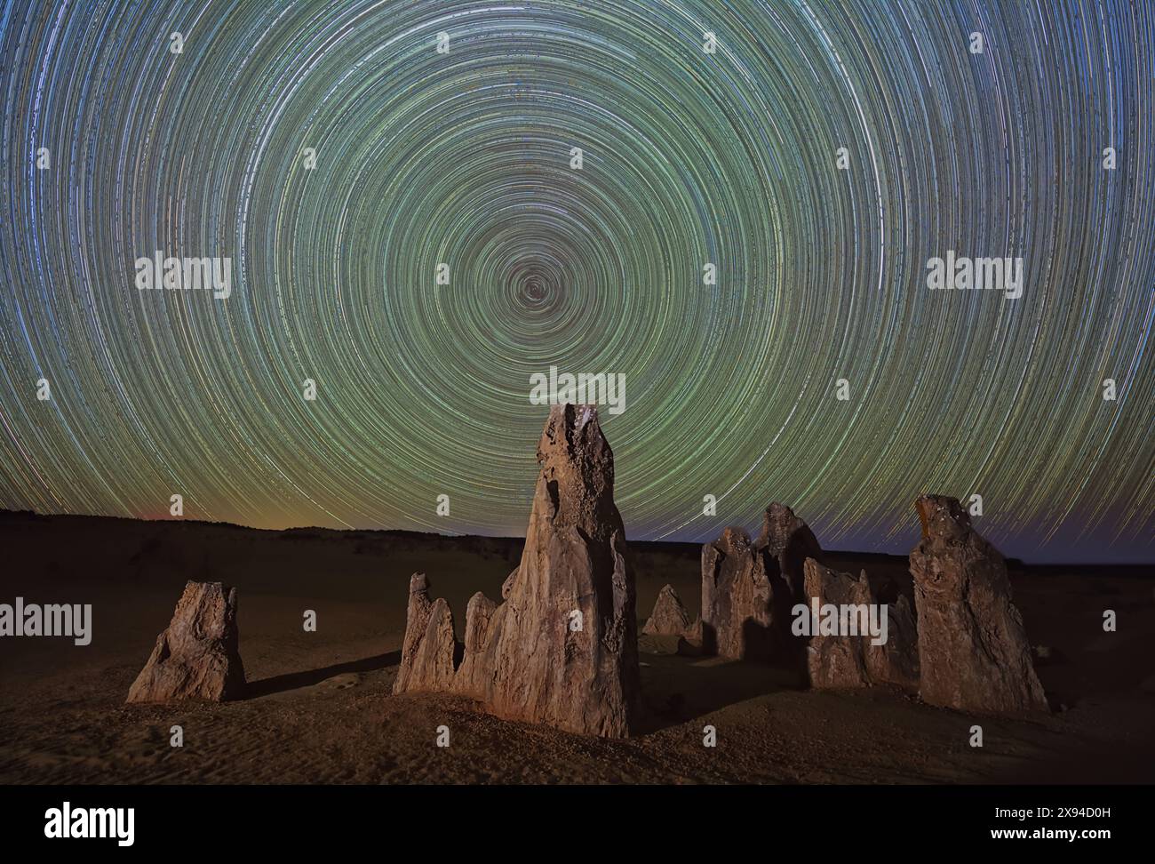 Traces d'étoiles capturées au-dessus des Pinnacles, parc national de Nambung, Australie occidentale. Banque D'Images