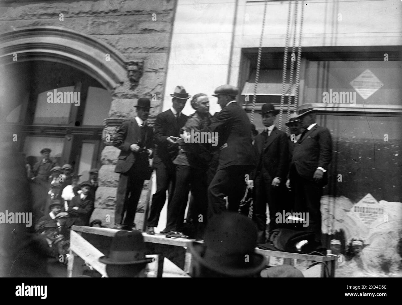 Houdini sur le point de jouer dans une camisole de force, 1916 Banque D'Images