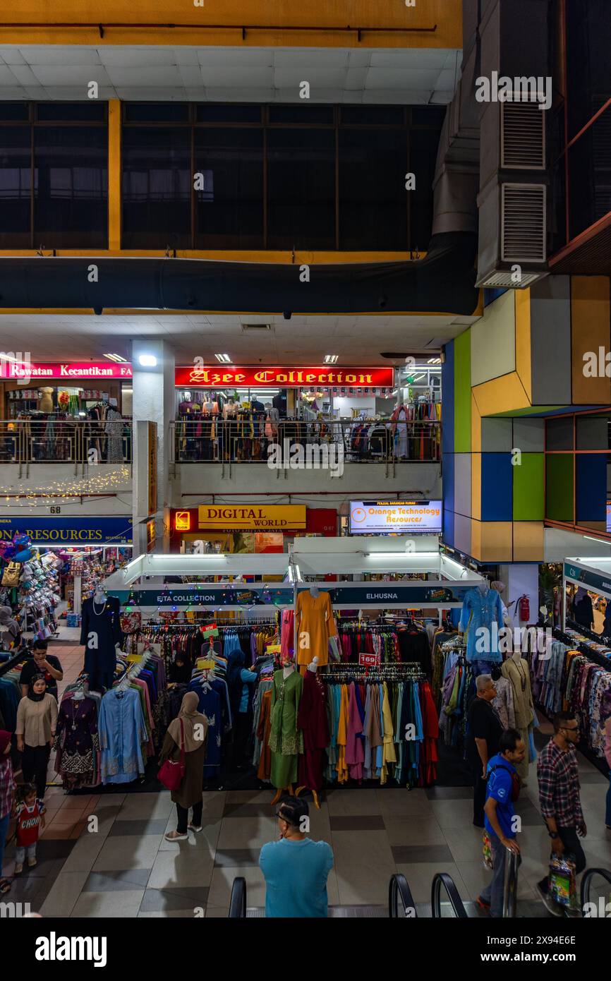 PKNS SHAH ALAM, SELANGOR - 23 MAI 2024 : situation occupée au PKNS parce que de nombreux clients achètent des vêtements raya pour célébrer l'Aïd al-Fitr Banque D'Images