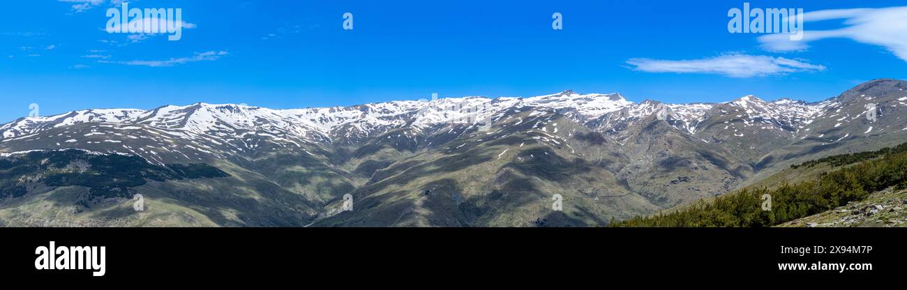 Vue panoramique sur les montagnes enneigées sur le sentier de randonnée au pic Mulhacen au printemps, Sierra Nevada chaîne, Andalousie, Espagne Banque D'Images