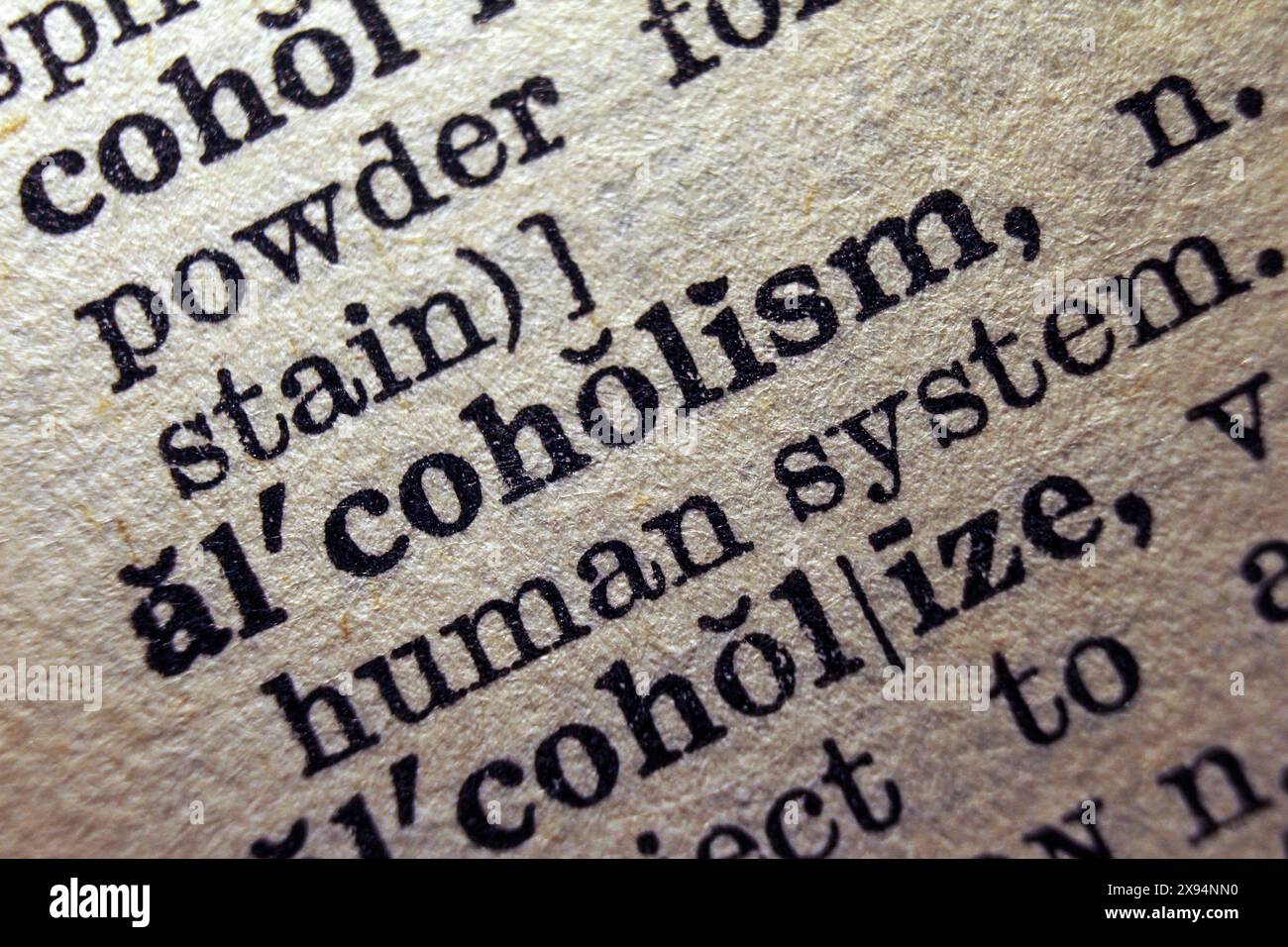 Alcoolisme des mots sur la page du dictionnaire, macro gros plan Banque D'Images