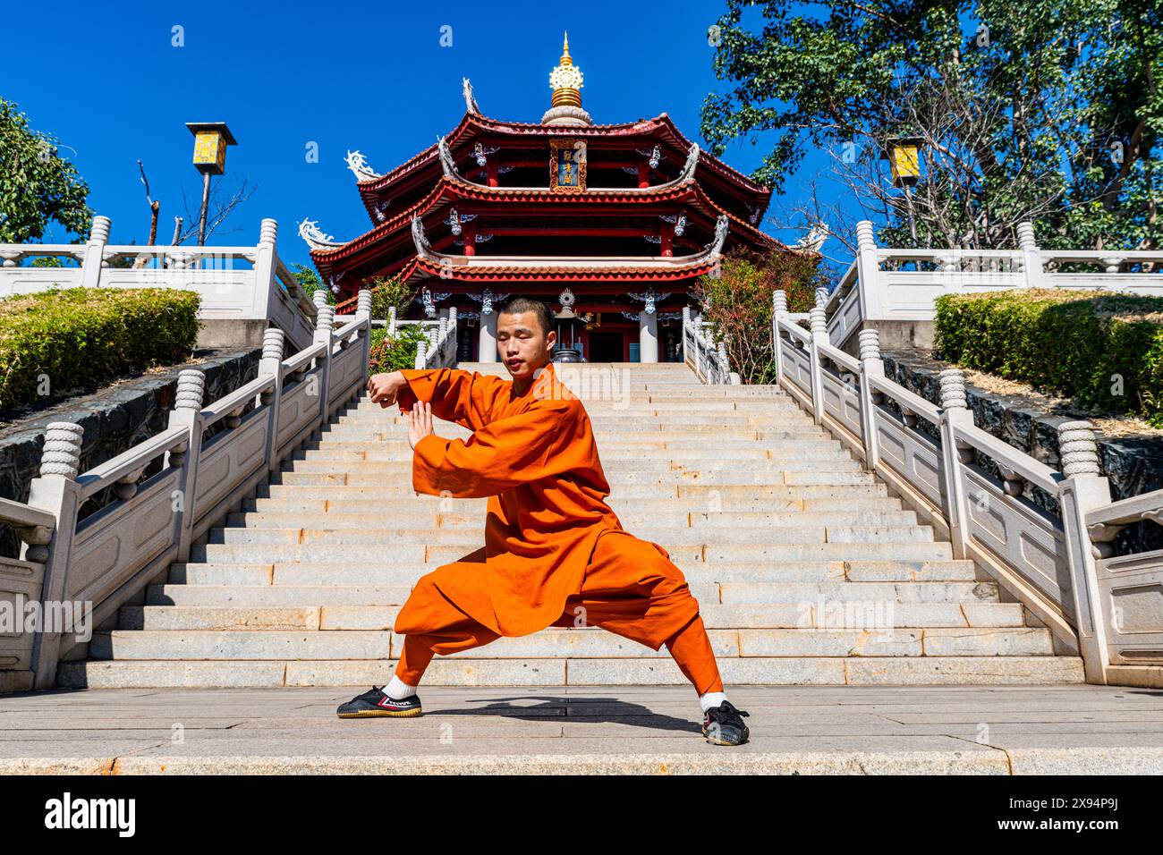 Moine démontrant le Kung Fu, Temple Shaolin, Quanzhou, site du patrimoine mondial de l'UNESCO, Fujian, Chine, Asie Banque D'Images