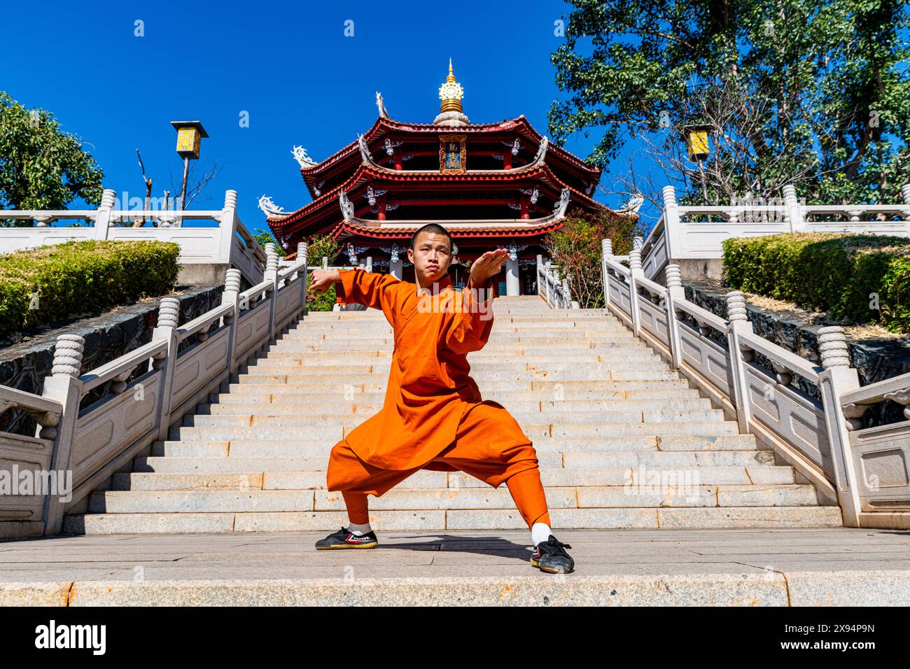 Moine démontrant le Kung Fu, Temple Shaolin, Quanzhou, site du patrimoine mondial de l'UNESCO, Fujian, Chine, Asie Banque D'Images