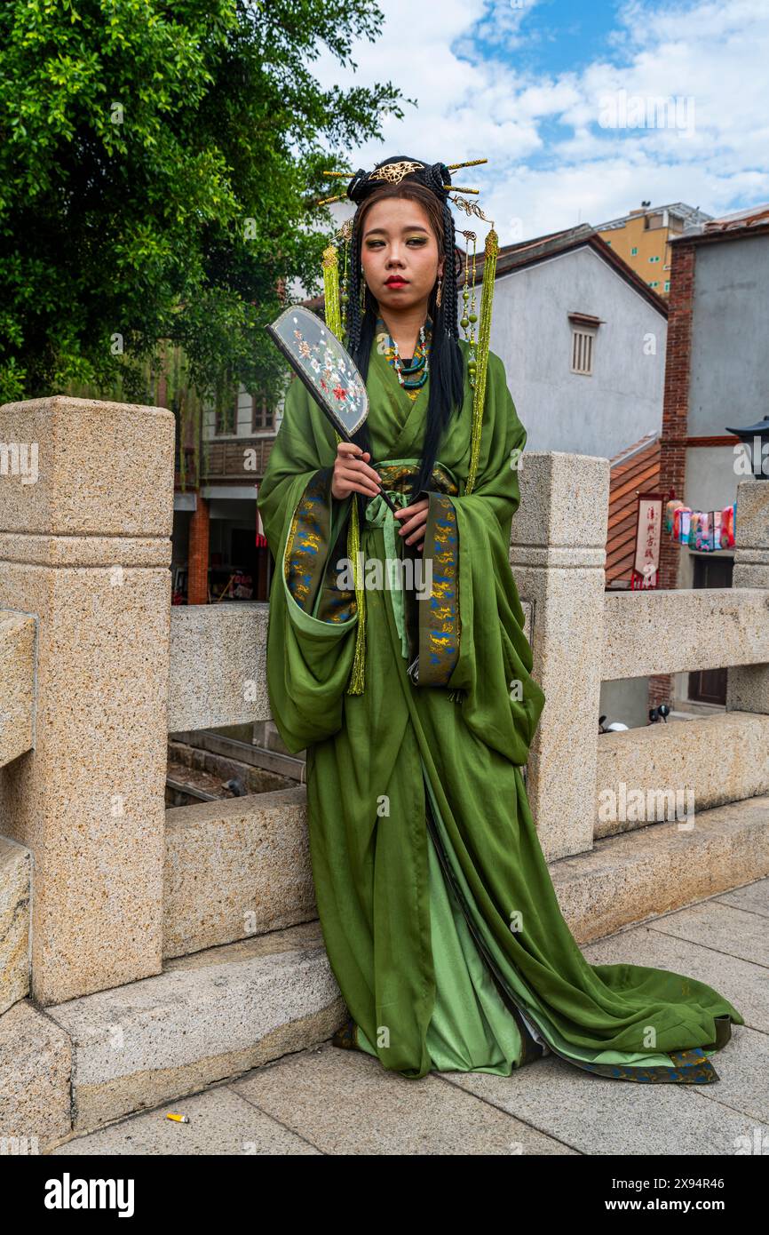 Femme traditionnellement habillée dans le centre historique de Zhangzhou, Fujian, Chine, Asie Banque D'Images