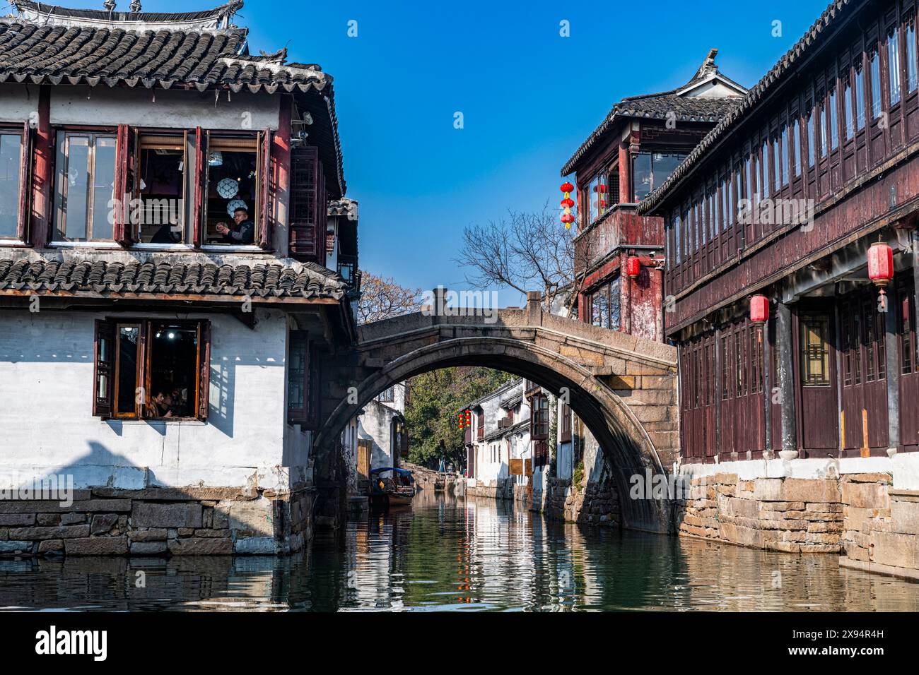 Canal d'eau, ville d'eau de Zhouzhuang, Jiangsu, Chine, Asie Banque D'Images