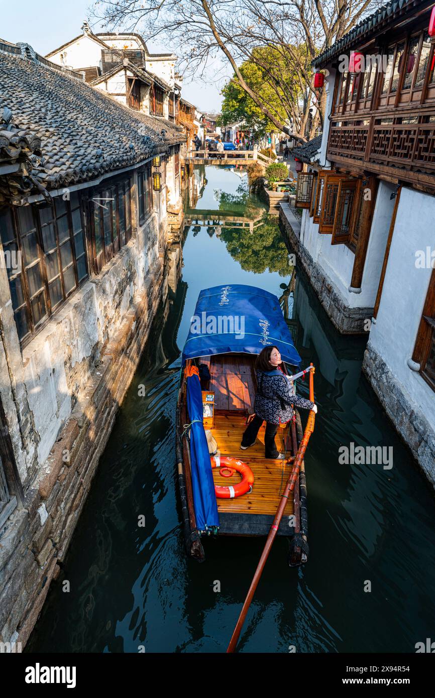 Petit bateau sur un canal dans la ville d'eau de Zhouzhuang, Jiangsu, Chine, Asie Banque D'Images