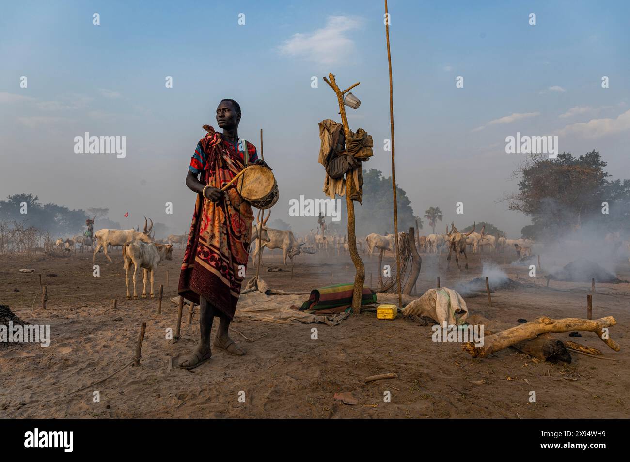 Mundari Man Drumming pour rappeler les vaches, tribu Mundari, Soudan du Sud, Afrique Banque D'Images