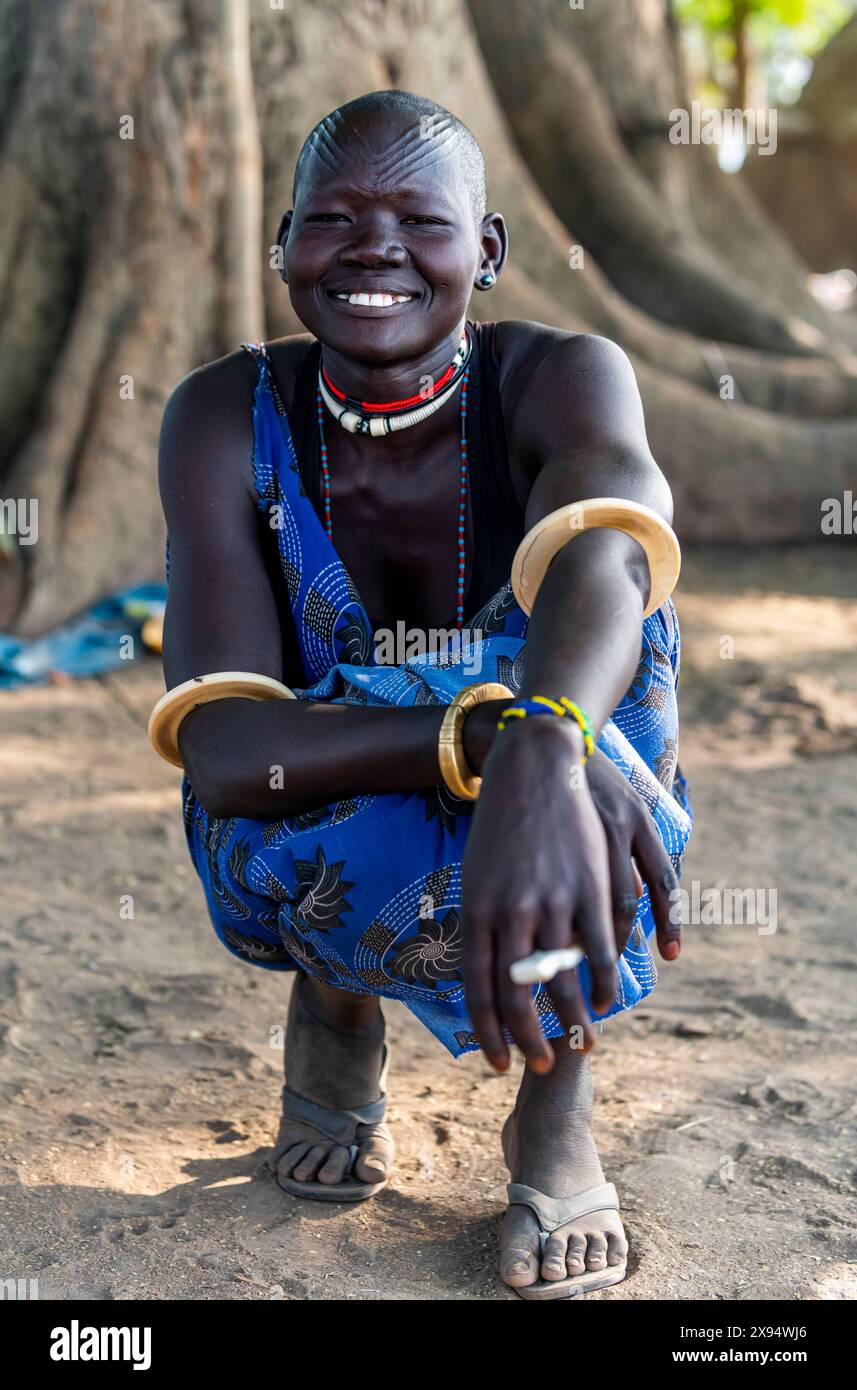 Jolie femme Mundari avec des cicatrices de beauté sur le front, tribu Mundari, Soudan du Sud, Afrique Banque D'Images