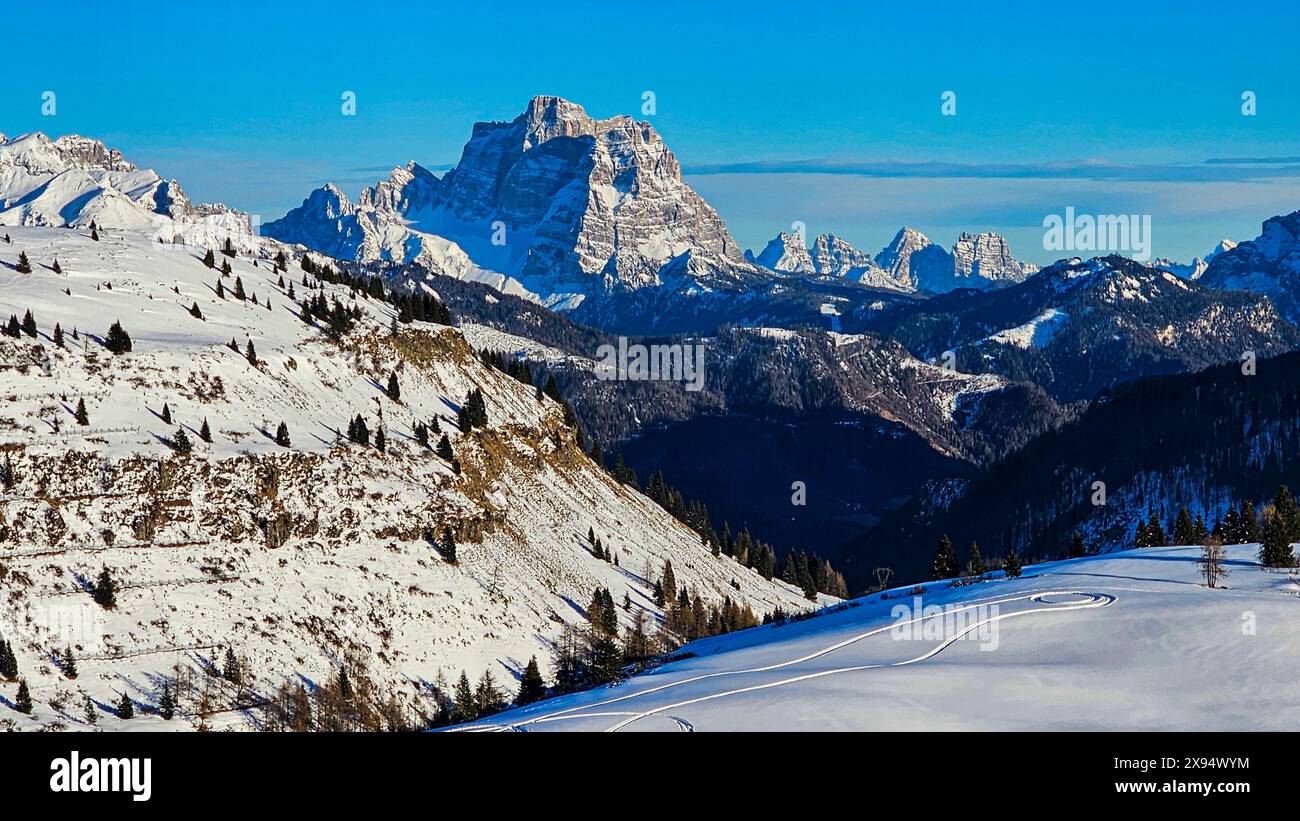Paysage d'hiver avec des sommets de montagne, Dolomites, Italie, Europe Banque D'Images