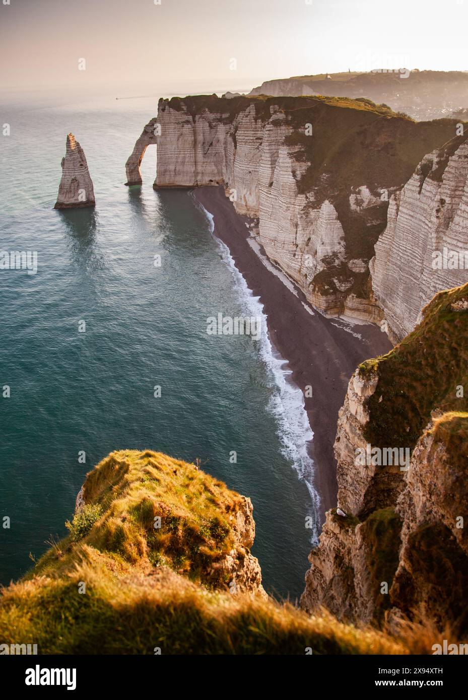 Falaise d'aval, les célèbres falaises blanches du village d'Etretat, Normandie, France, Europe Banque D'Images