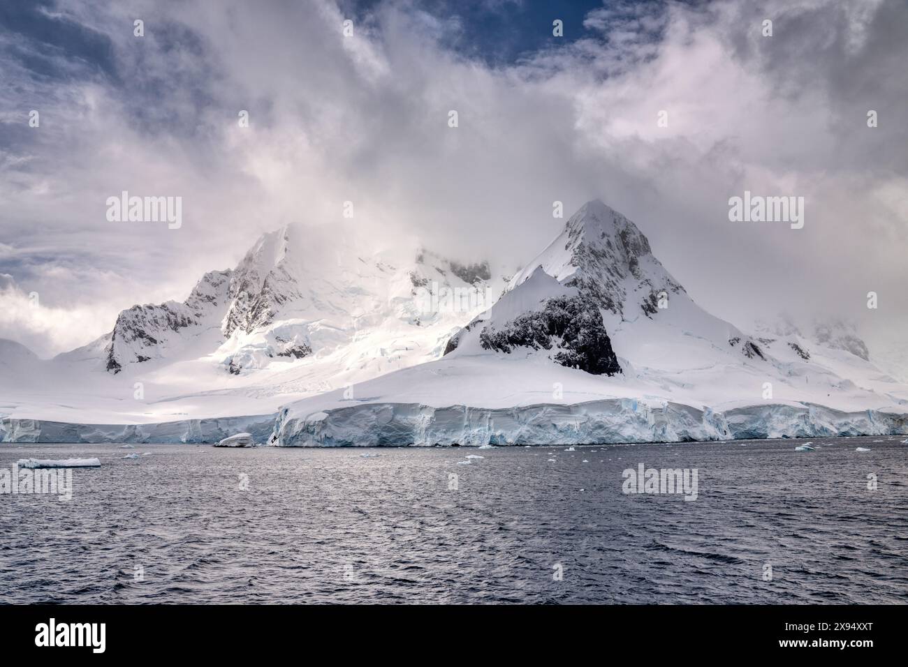 Montagnes enneigées à l'embouchure du canal Lemaire, péninsule Antarctique, régions polaires Banque D'Images