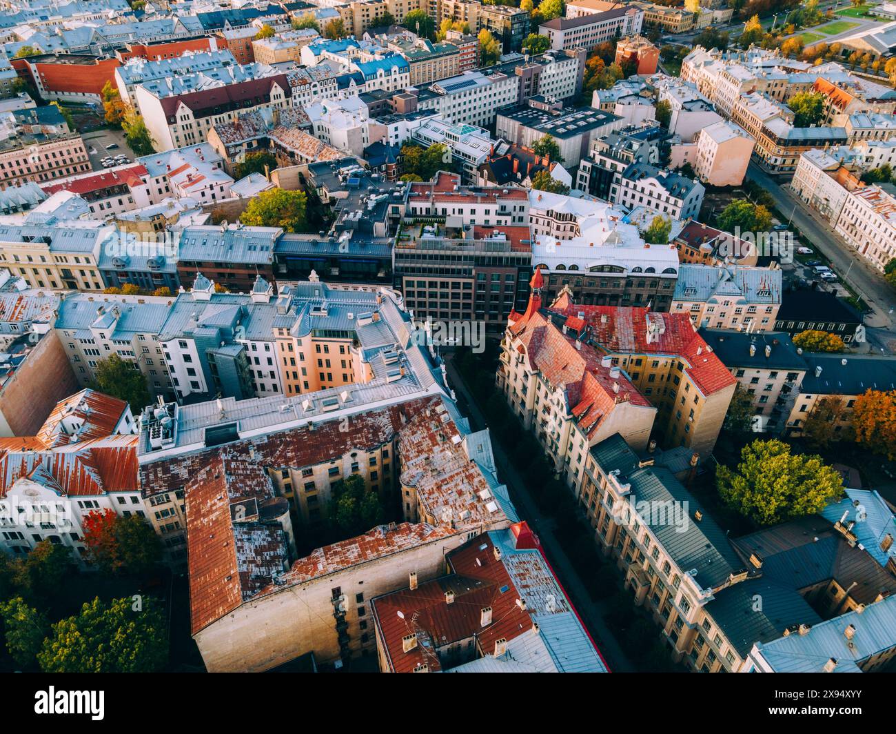 Drone aérien vue du coucher de soleil de Albert Street dans le quartier Art Nouveau, Riga, Lettonie, Europe Banque D'Images