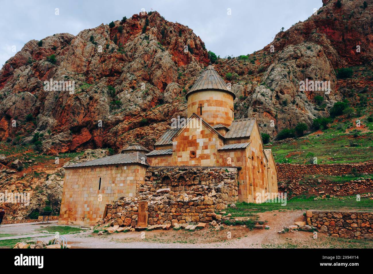 Monastère de Noravank et les montagnes rouges de Vayots Dzor, Arménie (Hayastan), Caucase, Asie centrale, Asie Banque D'Images