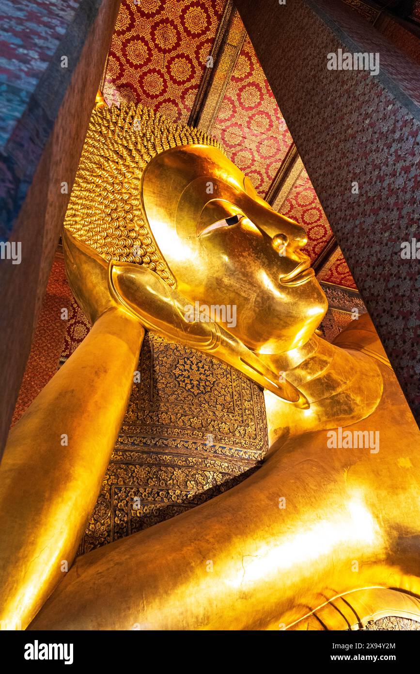 Le Bouddha couché à l'intérieur du complexe du temple bouddhiste de Wat Pho, Bangkok, Thaïlande, Asie du Sud-est, Asie Banque D'Images