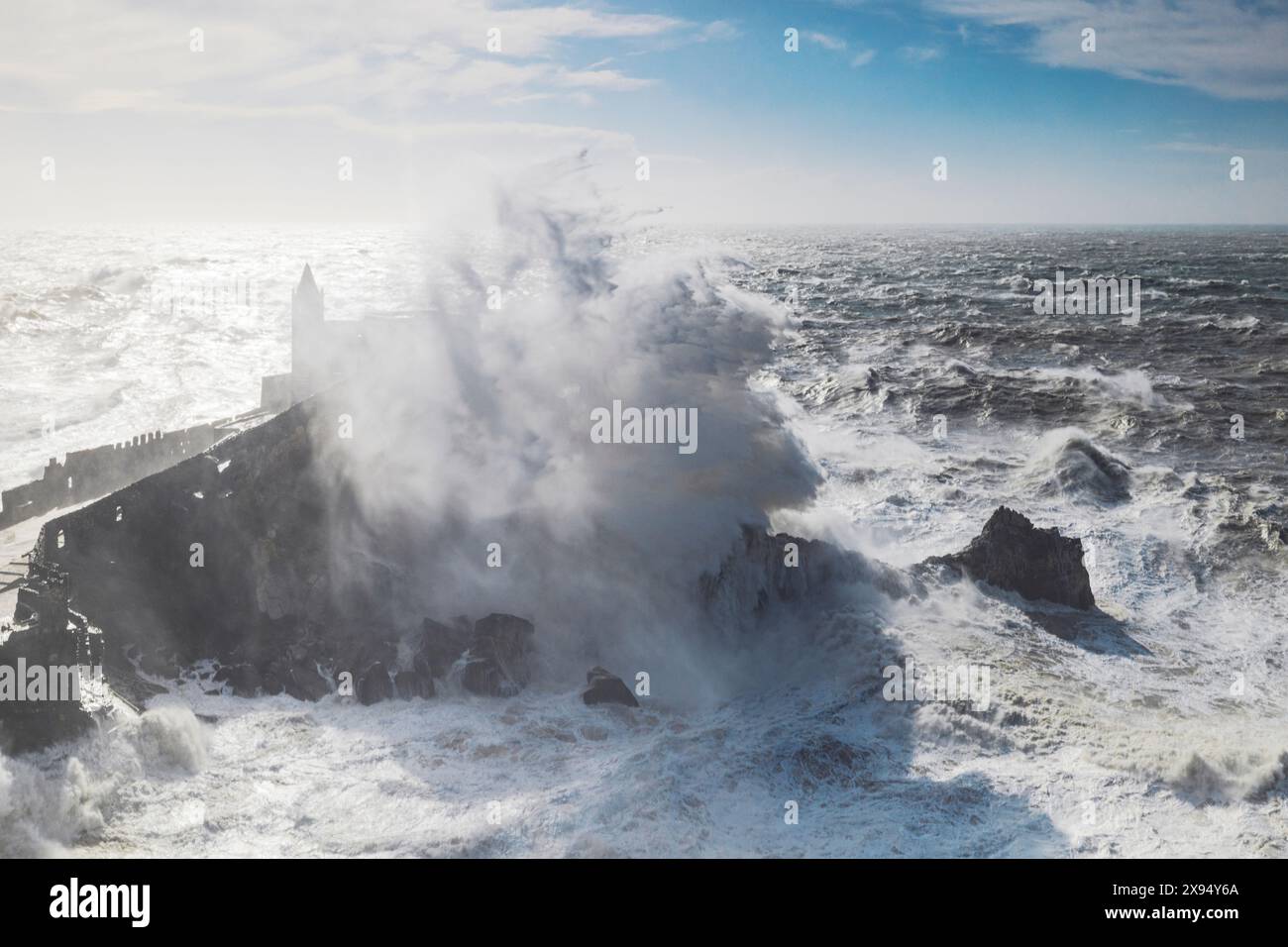 De grosses vagues ont frappé l'église San Pietro lors d'une forte tempête de mer, Portovenere (Porto Venere), site du patrimoine mondial de l'UNESCO, la Spezia, Ligurie, Italie, Europe Banque D'Images