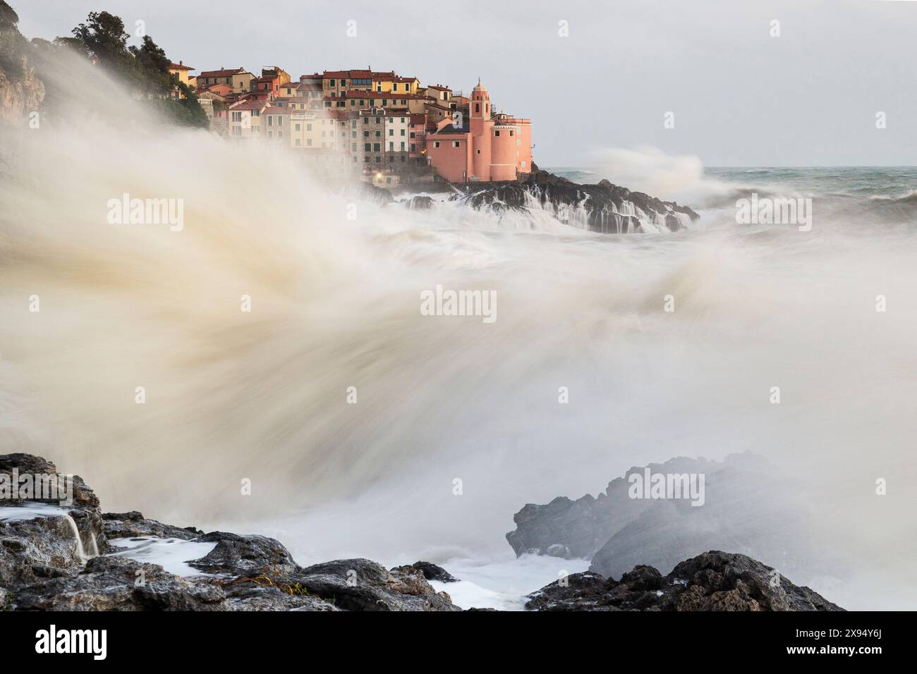 De grosses vagues ont frappé le célèbre village de pêcheurs de Tellaro lors d'une forte tempête de mer, Lerici, la Spezia, Ligurie, Italie, Europe Banque D'Images