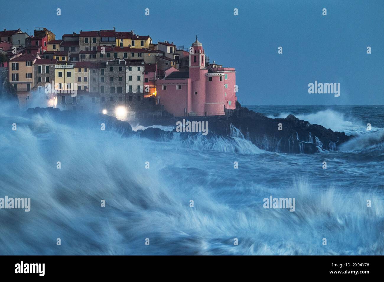 De grosses vagues ont frappé le célèbre village de pêcheurs de Tellaro lors d'une forte tempête de mer, Lerici, la Spezia, Ligurie, Italie, Europe Banque D'Images