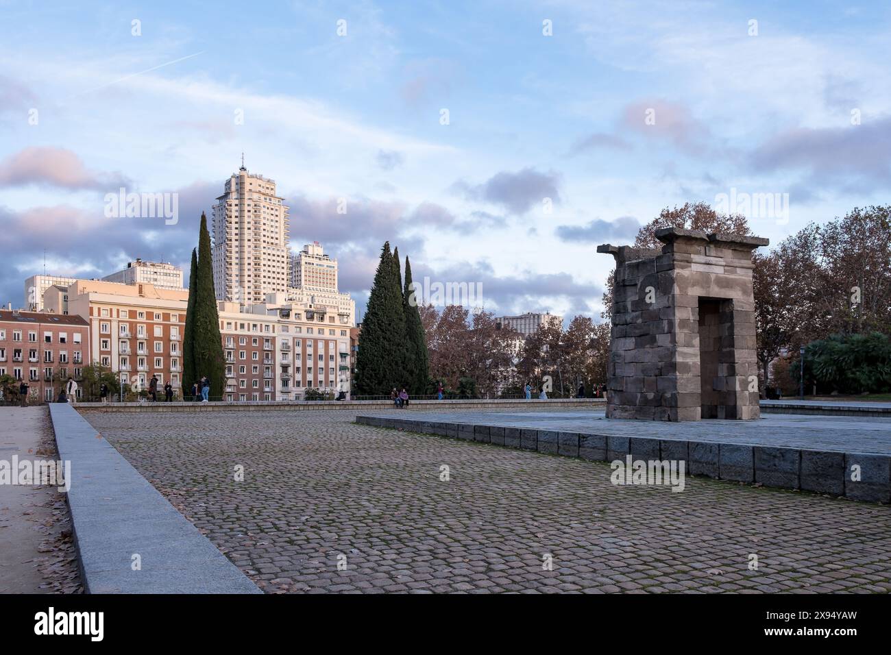 Vue sur l'ancien temple nubien de Debod, reconstruit dans le Parque de la Montana Banque D'Images