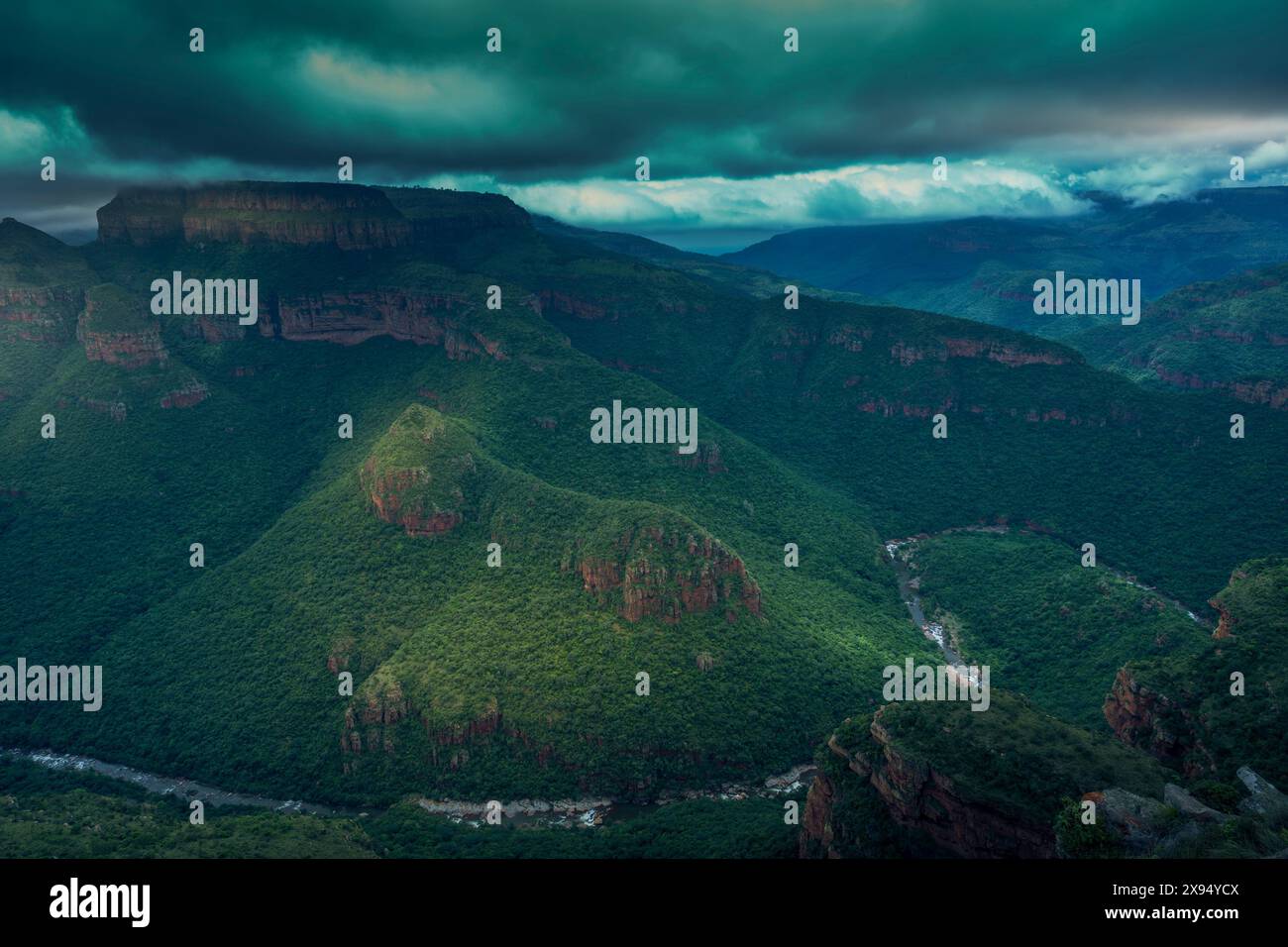 Vue du ciel sombre au-dessus du canyon de Blyde River, Province de Mpumalanga, Afrique du Sud, Afrique Banque D'Images