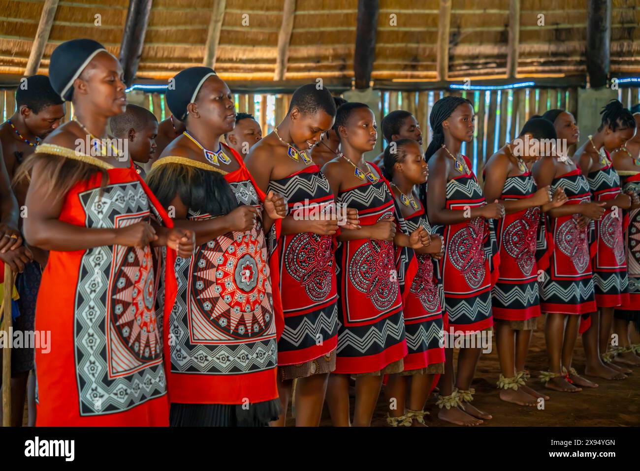 Vue du spectacle musical et de danse swazi, Mantenga Cultural Village, un village traditionnel d'Eswatini, Malkerns, Eswatini, Afrique Banque D'Images