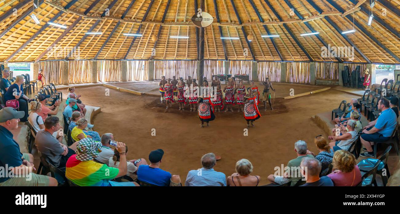 Vue du spectacle musical et de danse swazi, Mantenga Cultural Village, un village traditionnel d'Eswatini, Malkerns, Eswatini, Afrique Banque D'Images