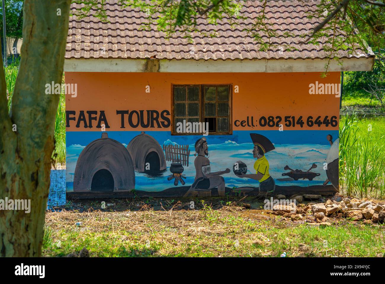 Vue d'œuvres d'art sur le mur dans le village traditionnel zoulou, village culturel de Veyane, Khula, village de Khula, province du KwaZulu-Natal, Afrique du Sud, Afrique Banque D'Images