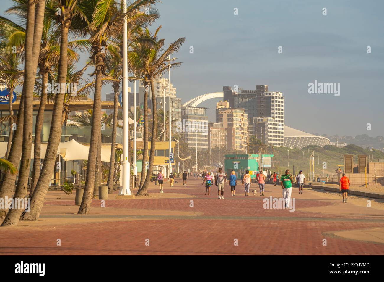 Vue de promenade et stade Moses Mabhida en arrière-plan, Durban, province du KwaZulu-Natal, Afrique du Sud, Afrique Banque D'Images